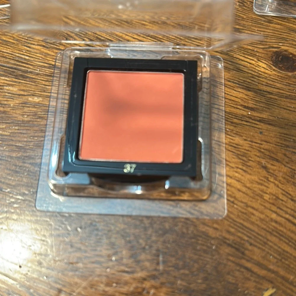 Yves Saint Laurent Blush Palette - Coral and Pink Shades - Picture 4 of 6